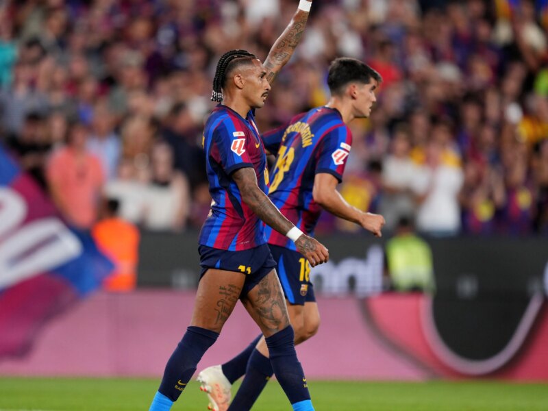 فيديو يوضح إعجاب حكم المباراة بين برشلونة وبيلباو بشارب رافينيا