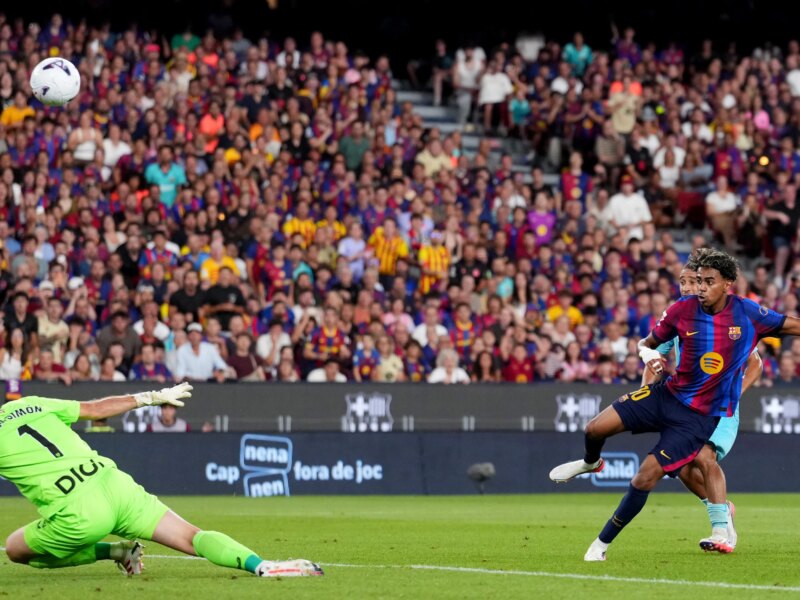 شاهد الفيديو.. جماهير برشلونة تعبر عن احتجاجها في كامب نو بسبب حادثة إلتشي
