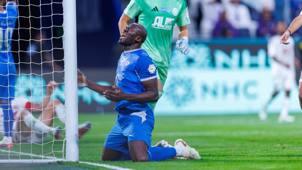 صدمة بونو تكشف عن تورط كوليبالي والعويس في موقف الهلال أمام نيوم