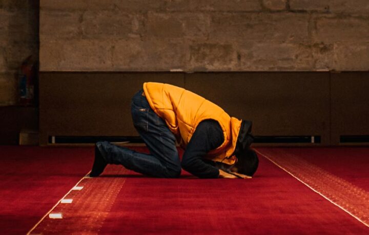 الإفتاء توضح: هل يجوز أداء صلاة الاستخارة للغير؟