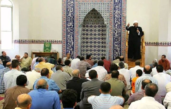 حكم ركعة الجمعة لمن وصل إلى الإمام خلال التشهد