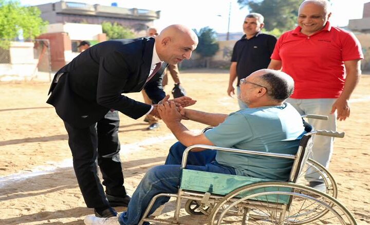 وزير التعليم يشيد بمعلم من ذوي الهمم: أنت بطل ونفخر بك