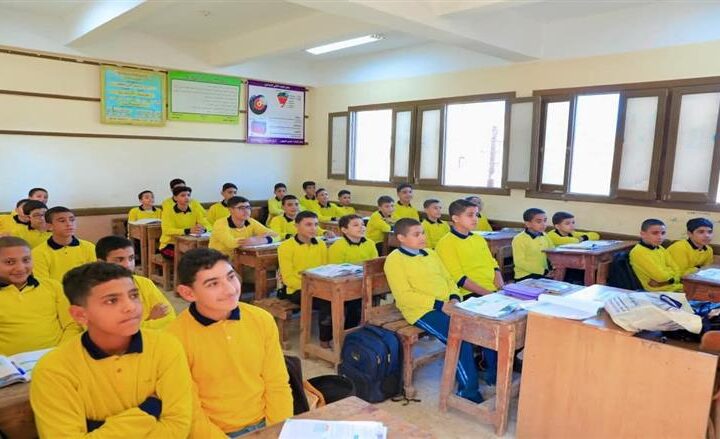 «التعليم» تؤكد حق مدير المدرسة في منع دخول الطلاب غير الملتزمين بالزي الرسمي بعد حادثة «الشبشب»