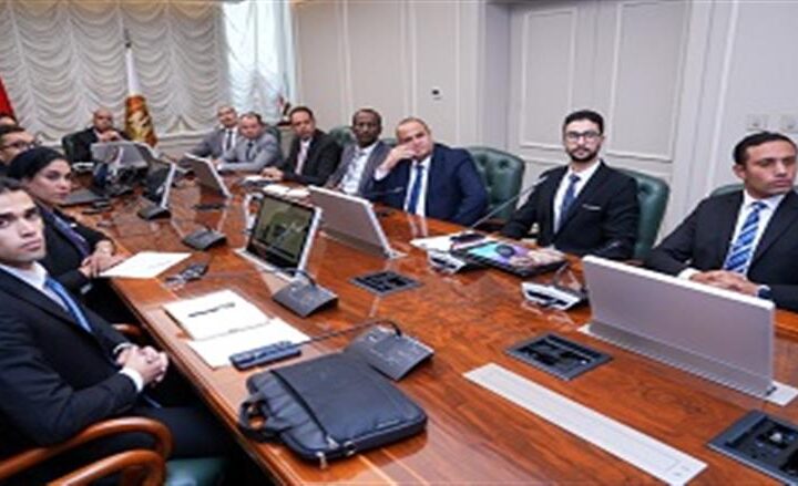 وزير العمل يناقش آراء شباب الجامعات المتطوعين في تسويق خدمات الوزارة