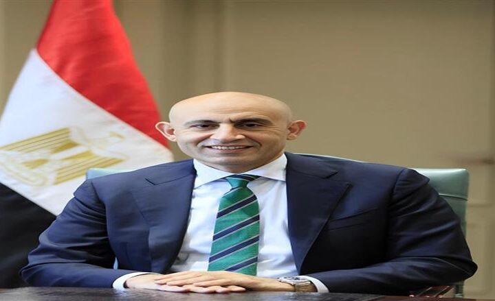 وزير التعليم يعلن فصل الطالب الذي يقوم بتصوير المعلم في المدرسة