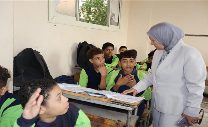 مدير تعليم القاهرة يؤكد: الطالب الملتزم يجب أن يتلقى التقدير ولا يمكن مقارنته بغير المنتظم