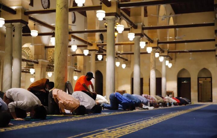 إمام الصلاة السرية: ماذا يحدث عند قراءة آية سجدة؟ .. دار الإفتاء توضح الحكم الشرعي