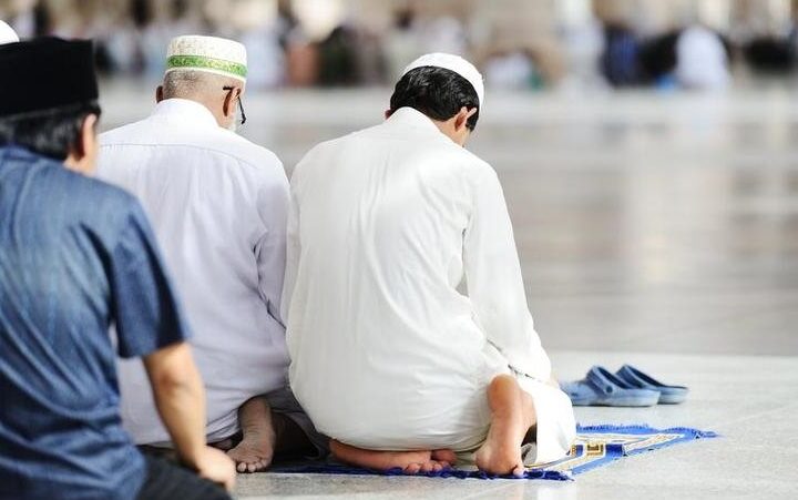 تحذيرات النبي حول مخاطر التخلف عن صلاة الجمعة بسبب الكسل والتراخي