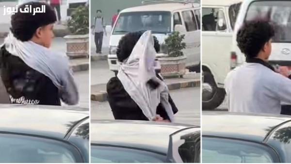 طالب يتأخر عن المدرسة ويغير ملابسه في الشارع في أول يوم دراسي
