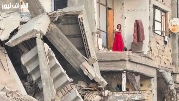 بفستان أحمر ورقصات طفولية.. طفلة من غزة تتحدى قسوة الخراب والركام ببراءتها