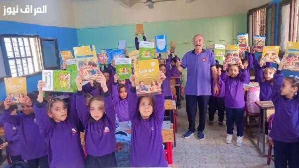 مدير مدرسة في الجيزة يستقبل طلابه بالزي المدرسي في أول يوم دراسي