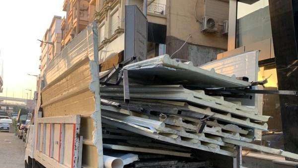 إزالة جمالون حديدي غير مطابق للمواصفات في شارع أحمد عرابي بالعجوزة