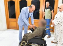 محافظ أسيوط يقدم كرسيًا متحركًا كهربائيًا لمواطن من ذوي الهمم