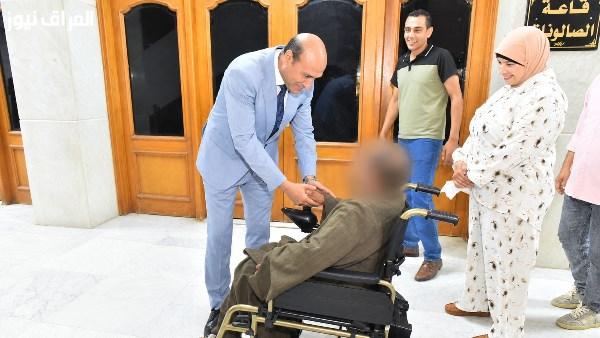 محافظ أسيوط يقدم كرسيًا متحركًا كهربائيًا لمواطن من ذوي الهمم