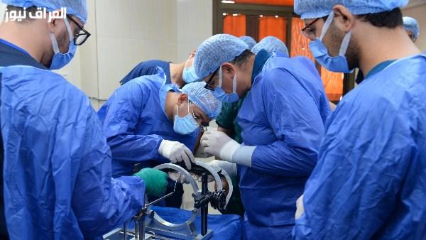 فريق طبي بجامعة أسيوط يحقق نجاحًا في جراحة التحفيز العميق للمخ لمصاب بالشلل الرعاش وخلل حركي في 29 من عمره
