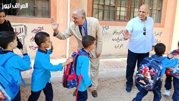 مدير تعليم قنا يشرف على سير الدراسة وتوزيع الكتب للطلاب في المدارس