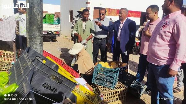 رئيس مركز بلاط في الوادي الجديد يقوم بجولة في السوق الحضاري