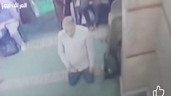 سارق يختبئ وسط المصلين وينقض على حقيبة مواطن في مسجد بوسط البلد