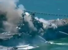 طياران في البحرية الأمريكية يJump from their aircraft أثناء الهبوط على حاملة طائرات