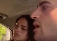 سائق نقل ذكي يمنع ركاب الكحوليات من الدخول إلى السيارة في التجمع