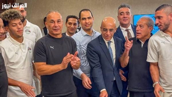 سفير مصر يحتفل بفوز المنتخب الوطني على جنوب السودان بالتورتة – صور