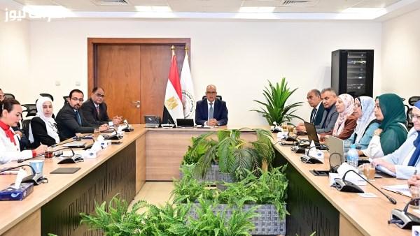 وزير الري يناقش تحسين إدارة المياه وزيادة دور القطاع الخاص في المشروع
