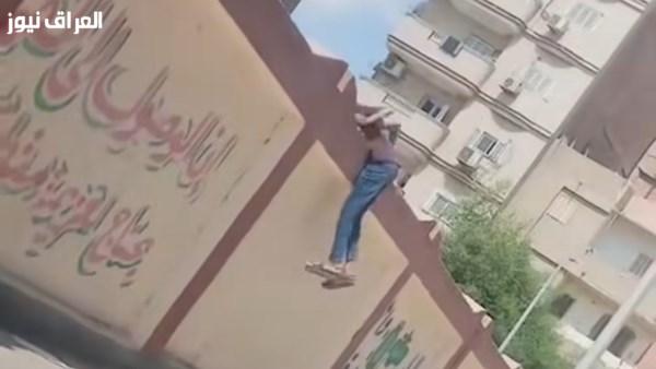 طالب يقوم بقفزة جريئة فوق جدار مدرسة للبنات في السويس في فيديو يثير الجدل
