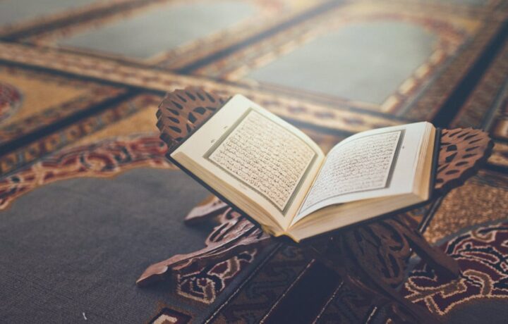 دار الإفتاء تُجيب: حكم تلاوة القرآن بسرعة أو أثناء الاستلقاء وحالة الجنابة