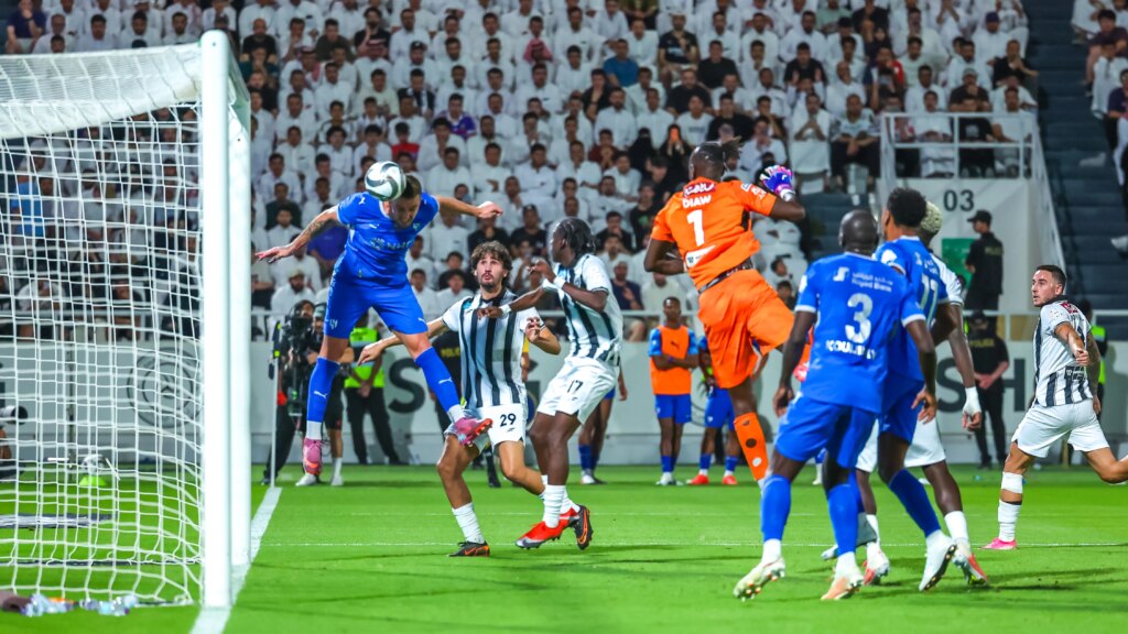 الزعيم يتصدر المشهد.. عاصفة زرقاء أسقطت الجميع في سوق الانتقالات المحدود