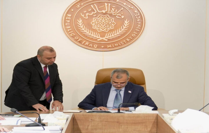 وزير المالية يكشف عن تضمين تثبيت العقود للعاملين في الموازنة الجديدة